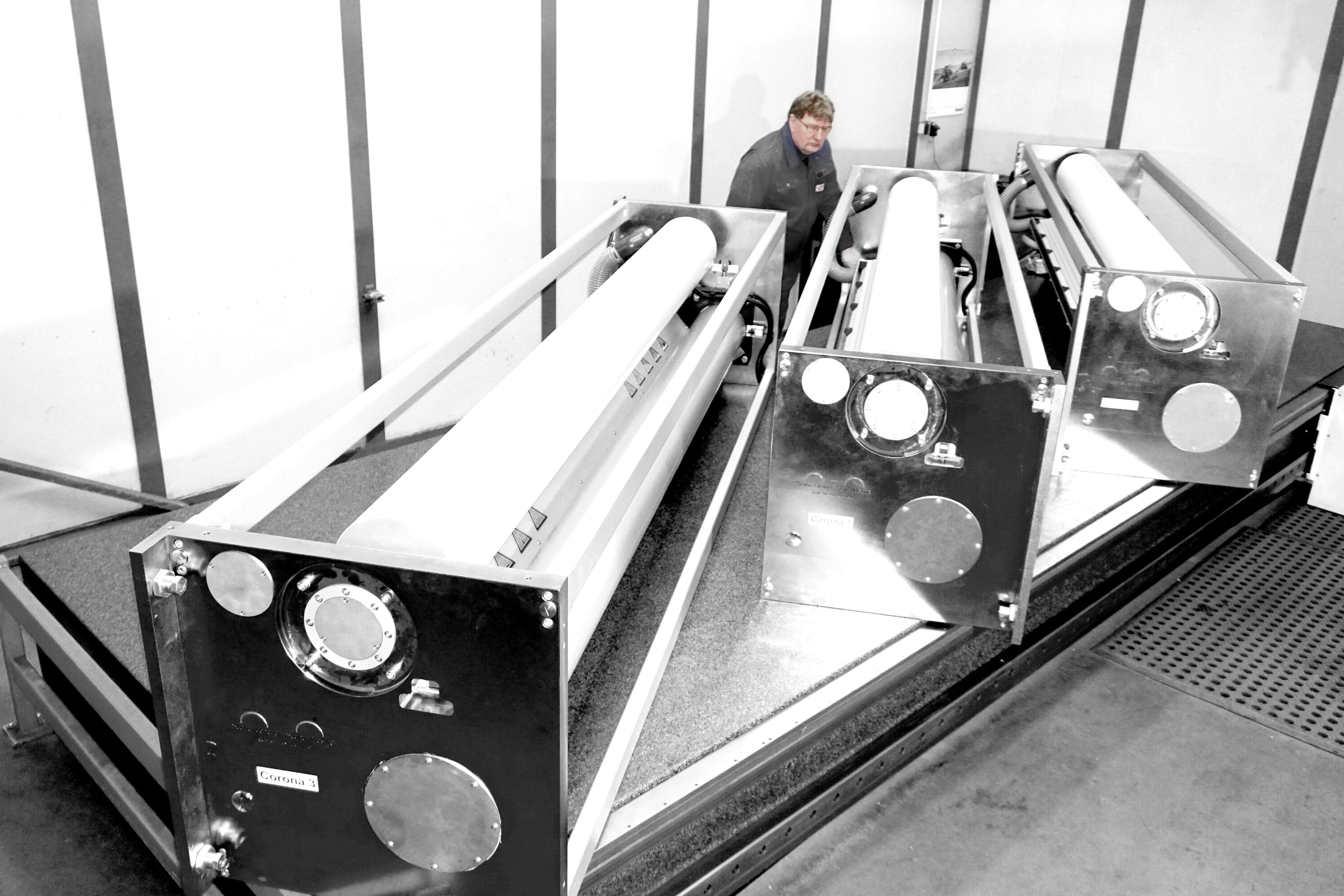 3 Coronastationen mit Keramikelektroden 3 Coronastationen mit Keramikelektroden