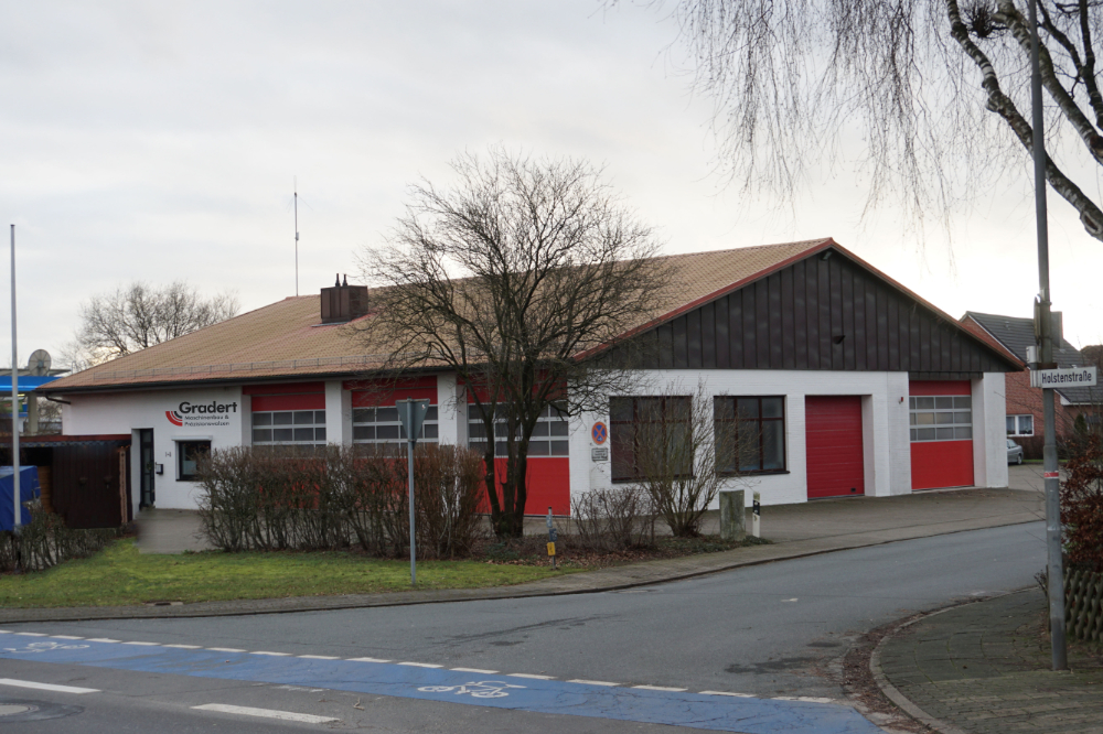 1974: Umzug, 400 qm Produktionsfläche Feuerwehrgebäude hinter einer Kreuzung